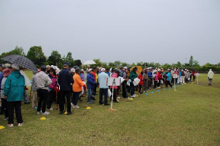 小雨の中の開始式