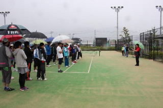 雨の中の開始式