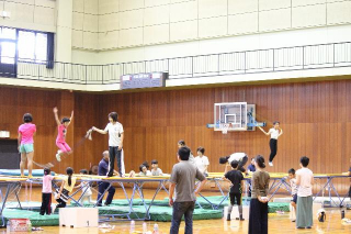 トランポリンで縄跳び