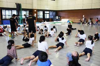 全員でストレッチ