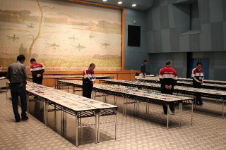 作品一つ一つを審査中