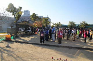 秋らしい天候の中の開始式