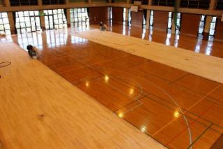 古い塗装を削ります