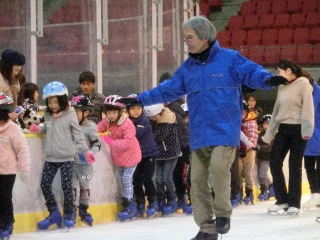 スケートリンクに入って…