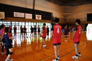 ママさんバレーボールチーム指導の様子
