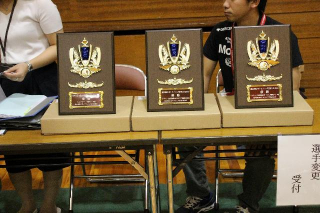 優勝チームに授与される楯