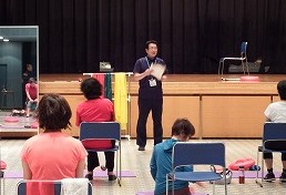 スタッフが説明をして（総合体育館）