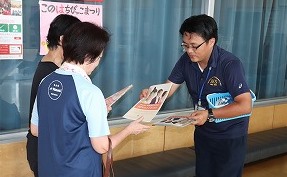 パンフレットを配布（託麻ＳＣ）