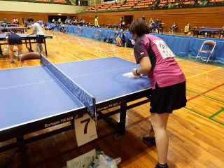 試合後の卓球台の消毒