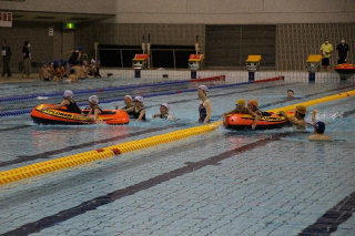 こいで！押して！泳いで！ボートレース風景