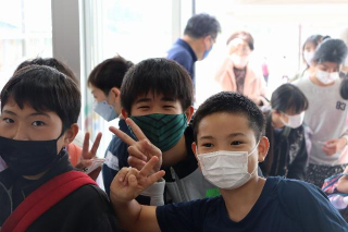 プール無料開放に参加する元気な子どもたち