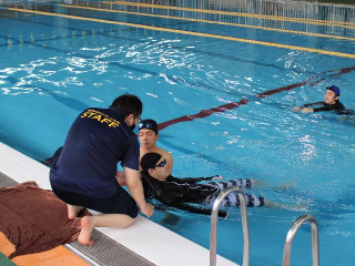 複数で水上へ上げる。