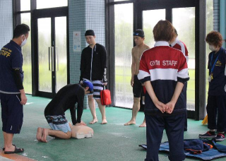 人形を使ってリズムよく心肺蘇生！