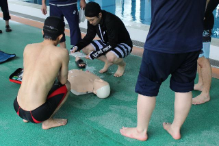 AEDパッドの貼付場所確認。