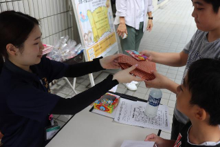 お宝引換の様子