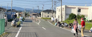 照りつける太陽の下、元気に黙々と作業されていました。