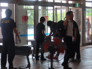 手荷物検査がスタート。この後・・・