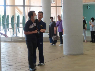 手荷物検査を受けるように説得します