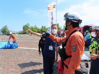 現場本部で説明をします