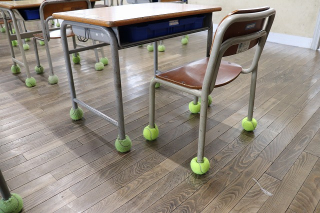 学校の椅子や机に取り付け