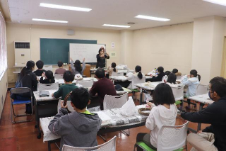 先生の説明を真剣に聞いています