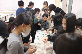 飾りつけ選びも真剣そのものです