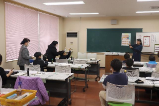 昨年の「冬休み　書道教室」の様子です。