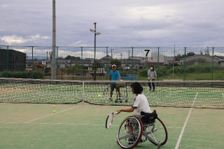「車いすテニス体験」の様子