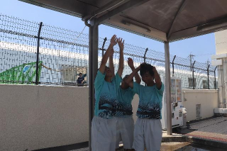 熱中症対策でミストシャワーを浴びる生徒たち