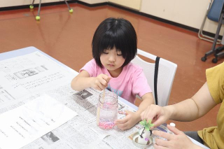 混ぜながら容器の中身も仕上げていきます