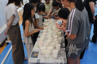 材料選びの様子