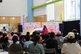 けんぶんおとどけミニライヴの様子