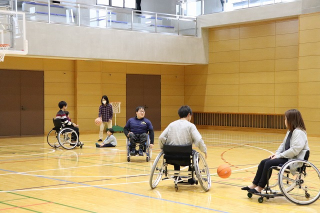 車いすバスケ体験の様子