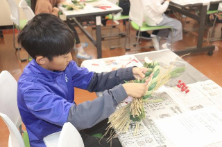 城南町で刈った稲もしめ縄に括り付けていきます
