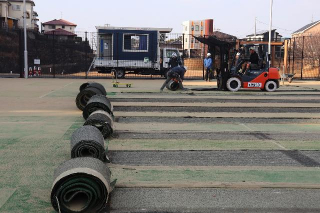 古い人工芝をはがしている様子①