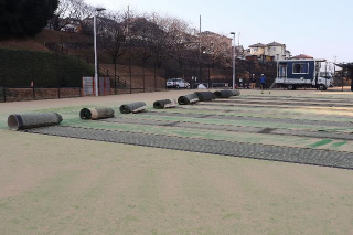 古い人工芝をはがしている様子②