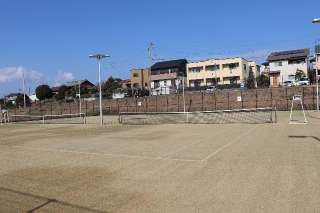 人工芝張り替え後のテニスコート ※砂入り人工芝