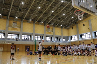 フリースロー対決の様子