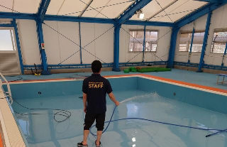 プール清掃の様子